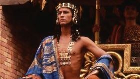 ▲農曆4月初8是釋迦牟尼佛生日。基努李維曾演出最帥佛陀。雨揚老師曝光12生肖大財運。（圖／翻攝自豆瓣電影）