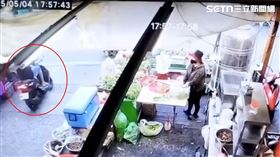 一名19歲楊姓越南籍女大生離開攤位買水，回頭皮夾竟遭陌生男子騎機車搶走。（圖／翻攝畫面）