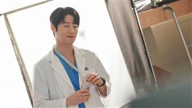 ▲鄭準元飾演的醫師具道圓在劇中表示，要來台灣度假。（圖／翻攝自IG @jungjvnwon）