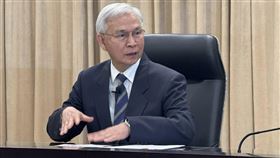 ▲中央銀行總裁楊金龍說明近期新台幣匯率波動原因，呼籲市場理性，避免過度臆測影響經濟穩定。楊金龍用一連串豐富的手勢，解釋台幣急升的問題。（圖／記者師瑞德攝影）