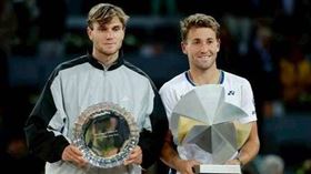 路德(右)在馬德里網球賽男單擊敗德瑞波稱王。 （圖／法新社／達志影像）