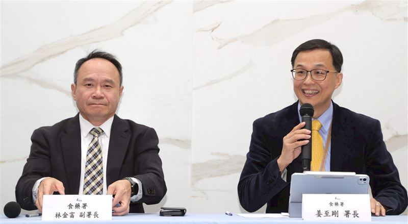 食藥署長姜至剛(右)今在記者會中表示,台灣首度檢出進口豬肉含有微量萊克多巴胺,但未超標。(圖/食藥署提供)