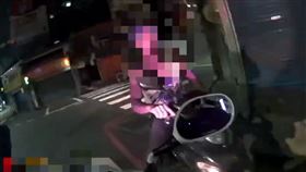 蘆洲伯酒駕還怕被抓，竟想趁隙落跑。（圖／翻攝畫面）