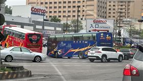 ▲汐止好市多驚見多台遊覽車進入。（圖／翻攝自汐止聯盟臉書）