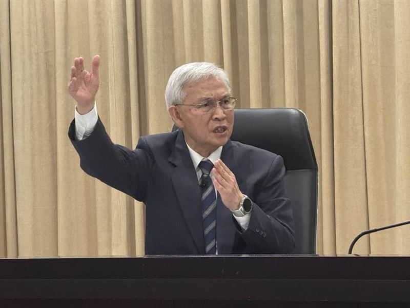 中央銀行總裁楊金龍指出，近期外匯市場有遭遇「禿鷹式炒匯」攻擊的跡象，央行已提早發現並進場調節。（圖／記者師瑞德攝影）