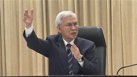 ▲中央銀行總裁楊金龍指出，近期外匯市場有遭遇「禿鷹式炒匯」攻擊的跡象，央行已提早發現並進場調節。（圖／記者師瑞德攝影）