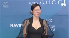 ▲在劇中飾演IU媽媽的廉惠蘭，以黑色禮服登場。（圖／翻攝自PRIZM） 