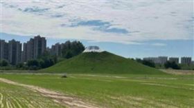 大陸社交媒體上，被稱為「京郊富士山」、「抹茶雪頂火山」的一處景點近日引發討論。（圖／翻攝自微博）