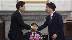 賴總統接見日本眾議員西村康稔（1）日本前經濟產業大臣、眾議員西村康稔（左）率團訪台，5日晉見總統賴清德（右），兩人握手致意。中央社記者吳家昇攝  114年5月5日
