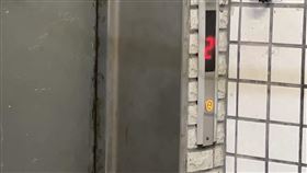 突如其來的地震，造成住戶卡在電梯內動彈不得。（圖／翻攝畫面）