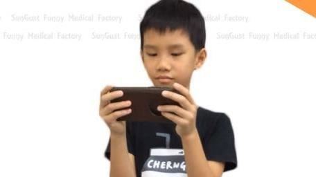 比不讀書還糟！小孩划手機恐腦袋發育停滯