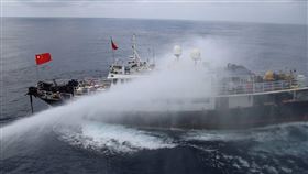 中籍漁船闖東沙海域  海巡艦船水砲驅離海洋委員會海巡署台中艦、巡護九號日前執行東沙海域巡弋任務時，發現有艘中國籍漁船違法進入東沙海域，台中艦立即以水砲強勢將其驅離。（海巡署提供）中央社記者黃麗芸傳真  114年5月5日