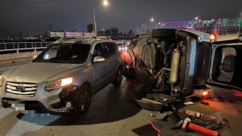 華江橋上發生恐怖車禍，警方火速到場協處。（圖／翻攝畫面）