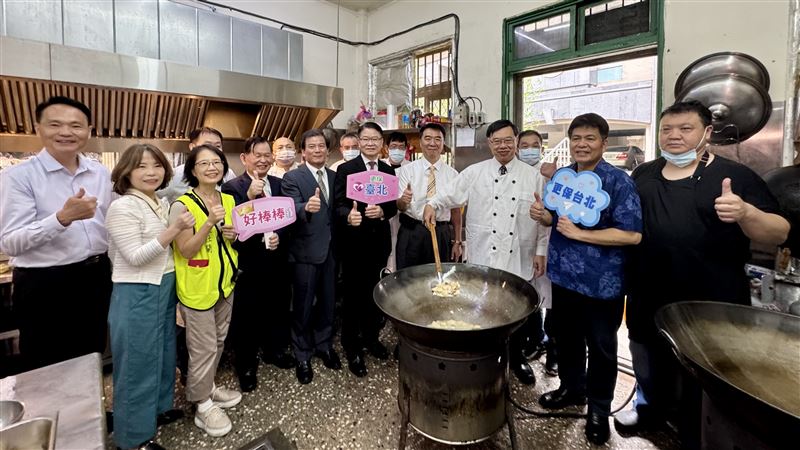 法務部政務次長徐錫祥、保護司司長洪信旭、參事林嚞慧、台北地檢察署檢察長王俊力、財團法人台灣更生保護會台北分會主任委員林炳耀,出席更保台北分會母親節社區關懷活動。(圖/翻攝畫面)