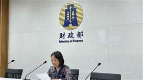 財政部國產署主秘連尤菁說明國有地地上權開標結果財政部國產署主秘連尤菁（圖）5日在例行記者會公布，今年首批國有土地招標設定地上權7宗共標脫3宗，決標權利金達新台幣23億2160萬元。中央社記者羅元駿攝  114年5月5日