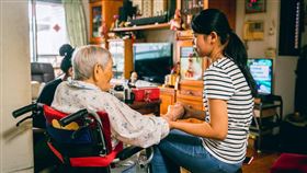 民團推外籍看護失智教材  解決失智照護挑戰非營利組織One-Forty與台大醫院精神醫學部、台北市立聯合醫院失智症中心合作，上線「外籍看護失智照護與心理健康教材」，盼解決台灣日益嚴峻的失智照護挑戰。圖為外籍移工照顧失智者。（One-Forty提供）中央社記者吳欣紜傳真  113年12月6日