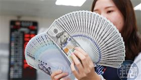 新台幣強升，金控成為匯率波動下的海嘯第一排，股價紛紛重挫。（本刊資料照）