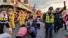 ▲阿嬤騎著電動輔助車要鑽轎腳。（圖／翻攝自YouTube-白沙屯媽祖網路電視台頻道）

