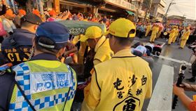 ▲阿嬤騎著電動輔助車要鑽轎腳。（圖／翻攝自YouTube-白沙屯媽祖網路電視台頻道）

