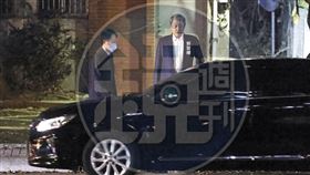 宴請AIT後，郭智輝晚間8點19分步出MD餐廳，搭車離去。