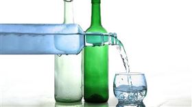 女大生家教喝下學生「童子尿」！她怒報警