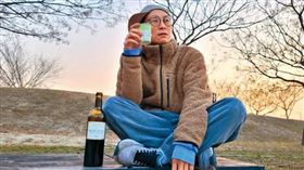 浩子愛酒成癮，近日將在線上開品酒課程。（翻攝自浩角翔起笑一個官方粉絲專頁）