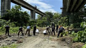 花蓮一名楊姓果農日前要到果園工作時，於產業道路旁發現一根40公分的可疑白骨，警方獲報把疑似人骨帶回採驗，確認是人的右大腿骨，經陸續開挖又找到包含頭骨、上下肢等部位骨骸。