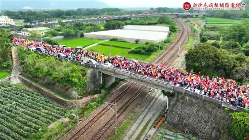 白沙屯媽祖在路口猶豫10多分鐘後,最終往「彰雲大橋」方向前進。(圖/翻攝自白沙屯媽祖網路電視台YT)