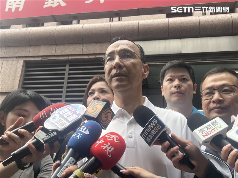 國民黨主席朱立倫6日替國民黨立委羅智強宣講站台,並於活動後接受媒體聯訪。(圖/記者蘇晏男攝影)