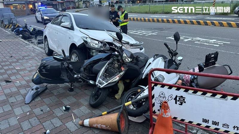 張姓女子酒駕連撞7輛機車,酒測值高達1.45毫克。(圖/翻攝畫面)