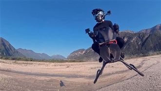 全球首台飛天機車 極速飆200公里