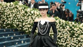 Jennie香肩女王氣場全開。（圖／達志影像）