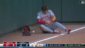 ▲紅人左外野手卡拉漢（Tyler Callihan）接殺飛球卻撞斷左前臂。（圖／翻攝自MLB官網）