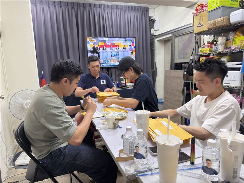 賴苡任今天清晨在臉書貼照發文表示,終於先出來2000份要寄給第一階段提議人的「變更領銜人」同意書。(圖/翻攝自賴苡任臉書)