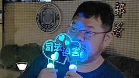 四叉貓問國民黨，下次又有高層被抓去北檢的時候，如果把感謝狀掛在身上過去開直播，「可以幫我準備一個VIP位子嗎？不會被倒飲料被偷踹被罵的那種」。（圖／翻攝自四叉貓臉書）