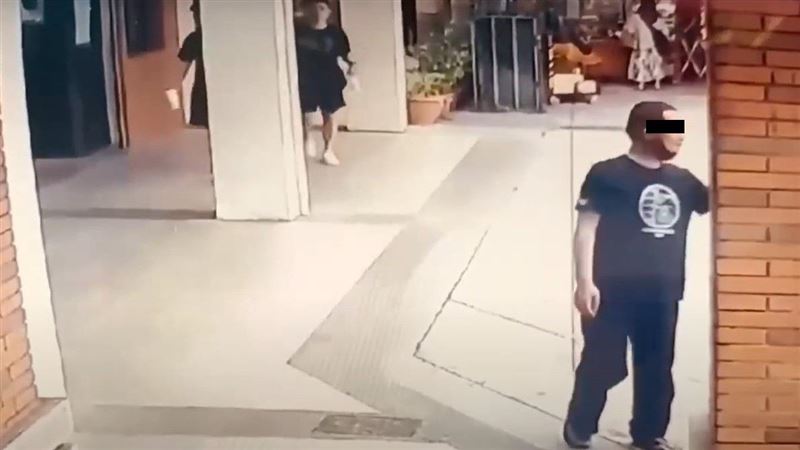 宜蘭林姓男子伸鹹豬手襲胸,還在東門夜市某夾娃娃機店內便溺。(圖/翻攝畫面)