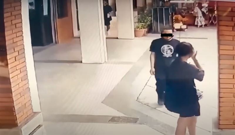 宜蘭林姓男子伸鹹豬手襲胸,還在東門夜市某夾娃娃機店內便溺。(圖/翻攝畫面)