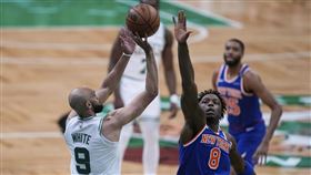 ▲衛冕軍波士頓塞爾提克6日在東區季後賽次輪首戰，外線出手60次竟然有多達45次都落空。（圖／美聯社／達志影像）