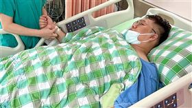 關韶文看見醫護人員辛苦上班，讓他相當心疼。（圖／翻攝自關韶文臉書）