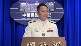 ▲海軍參謀長邱俊榮6日在國防部記者會上回應海鯤號議題。（圖／記者蘇晏男攝影）