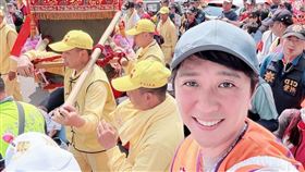 沈建豪在白沙屯拱天宮媽祖進香參加志工。（圖／豪記唱片提供）