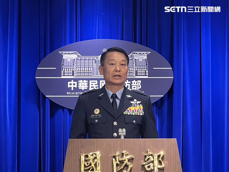 空軍司令部參謀長李慶然中將6日回應IDF戰機擊發火焰彈事件。(圖/記者蘇晏男攝影)