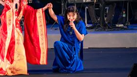 丁噹化身小宮女 後台先向「一代女皇」金佩姍「請安」。（圖／相信音樂提供）