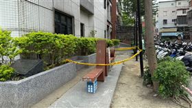 婦人墜樓的現場已經拉起封鎖線。（圖／翻攝畫面）