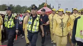 求執勤平安！2警官「向媽祖還願」猛扛轎