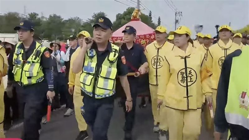 求執勤平安！2警官「向媽祖還願」猛扛轎