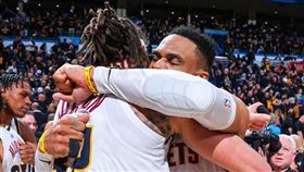 ▲金塊戈登（Aaron Gordon）砍進準絕殺三分球賽後和隊友威斯布魯克（Russell Westbrook）緊緊相擁。（圖／翻攝自X平台 @nuggets）
