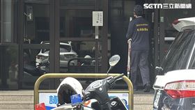 男子墜樓陳屍公共露台，被居民發現，已經隔了一夜。（圖／翻攝畫面）