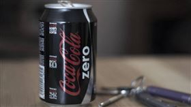 ▲乘客如果點一罐看似無害的健怡可樂（Diet Coke），可能會讓空服員感到頭痛。（示意圖／pixabay）
