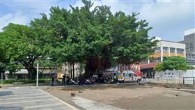 婦人被救上岸後準備送醫。（圖／翻攝畫面）